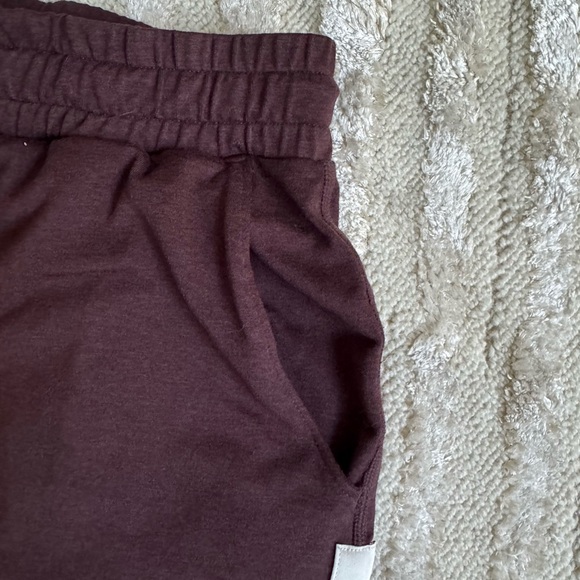 Vuori Performance Jogger in Havana Heather - Picture 7 of 12